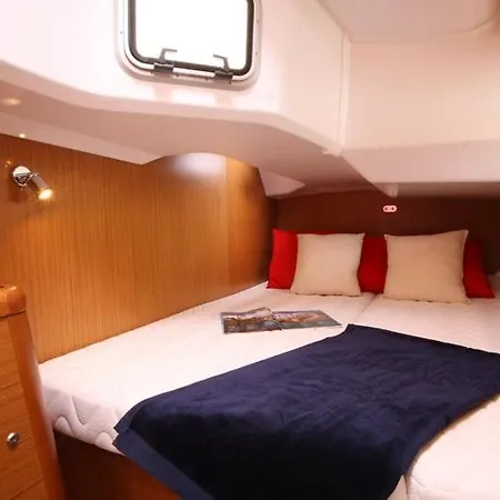 Madyson Sailing بوتيل