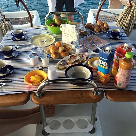 Madyson Sailing Botel